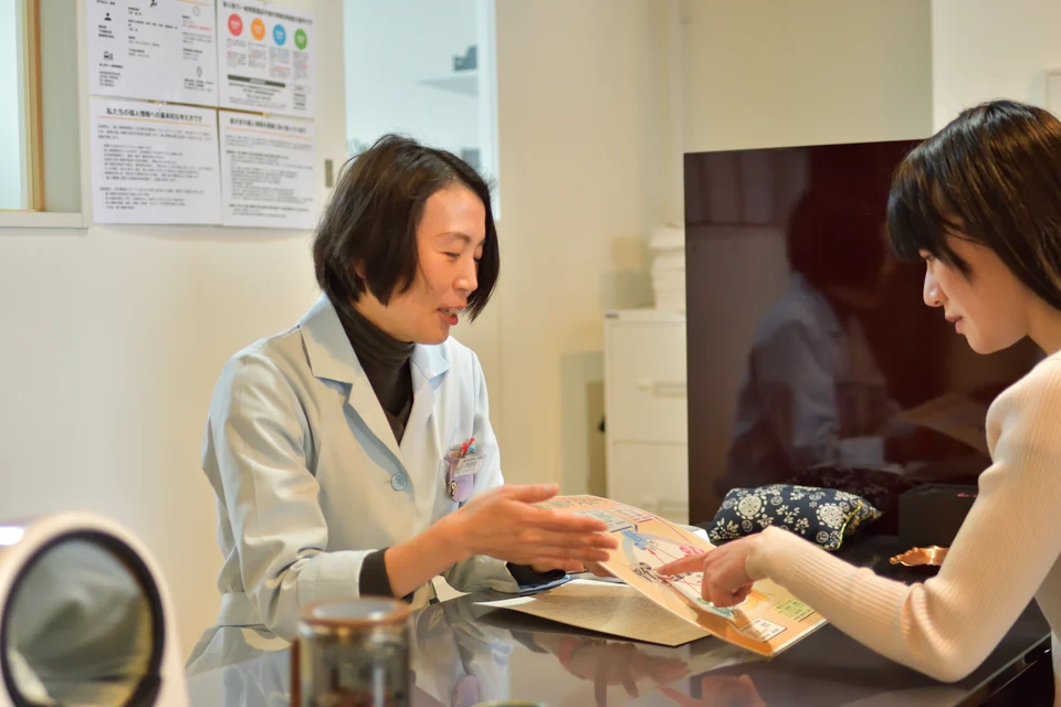 薬剤師・国際中医専門員 下田幸が漢方薬局 下田康生堂で漢方相談を行っている様子